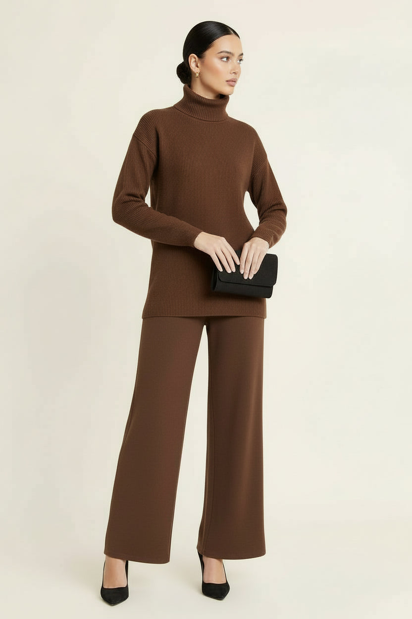Conjunto ROMA — Dos piezas formadas por jersey de cuello vuelto y pantalón.