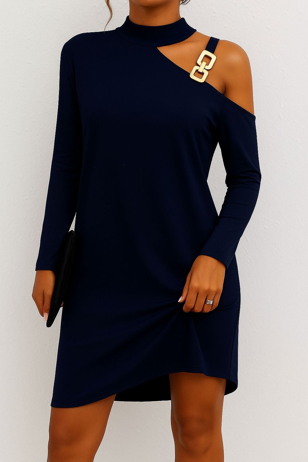 Vestido BROCHE que convierte cada momento en una ocasión especial.