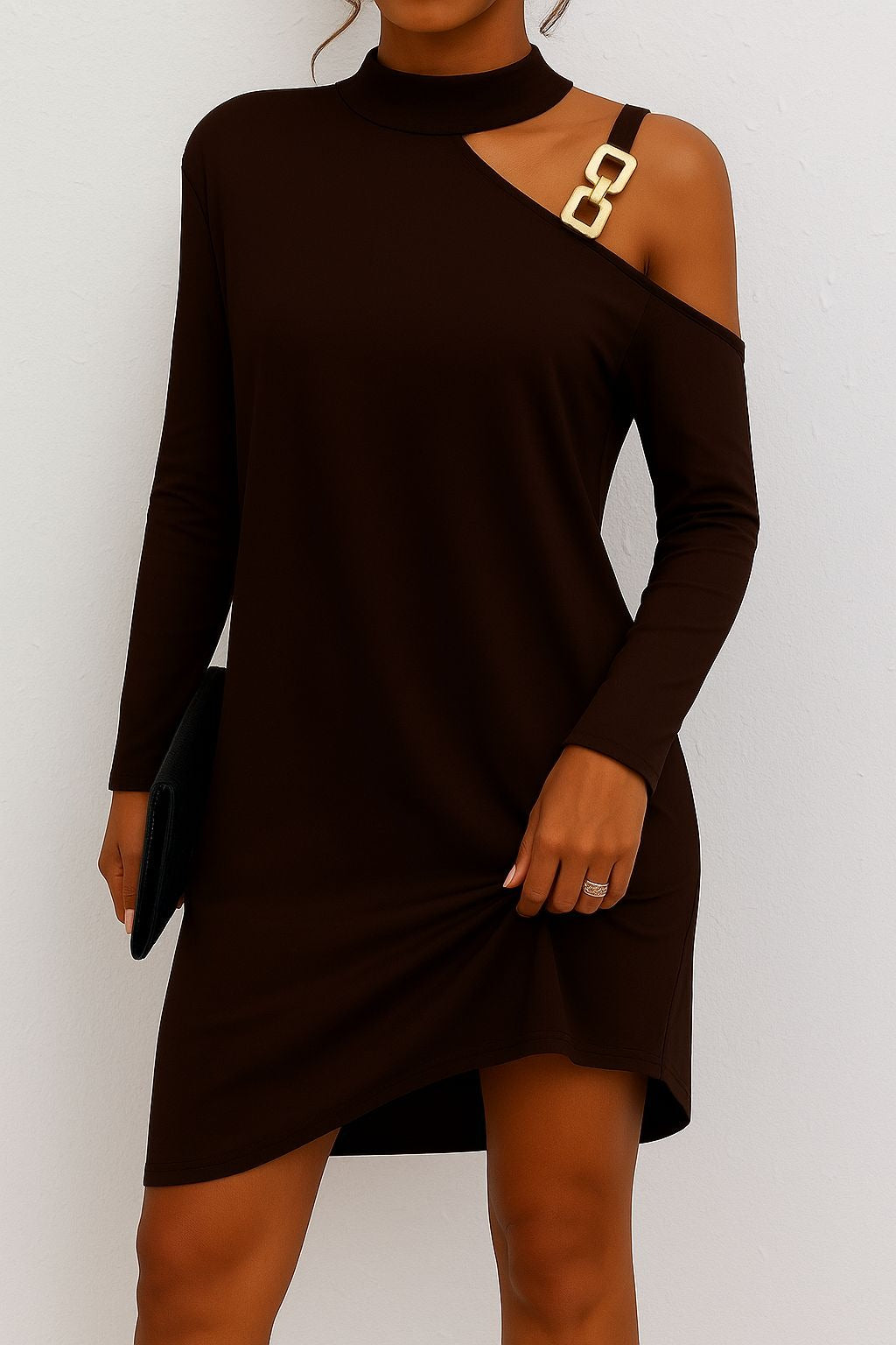 Vestido BROCHE que convierte cada momento en una ocasión especial.