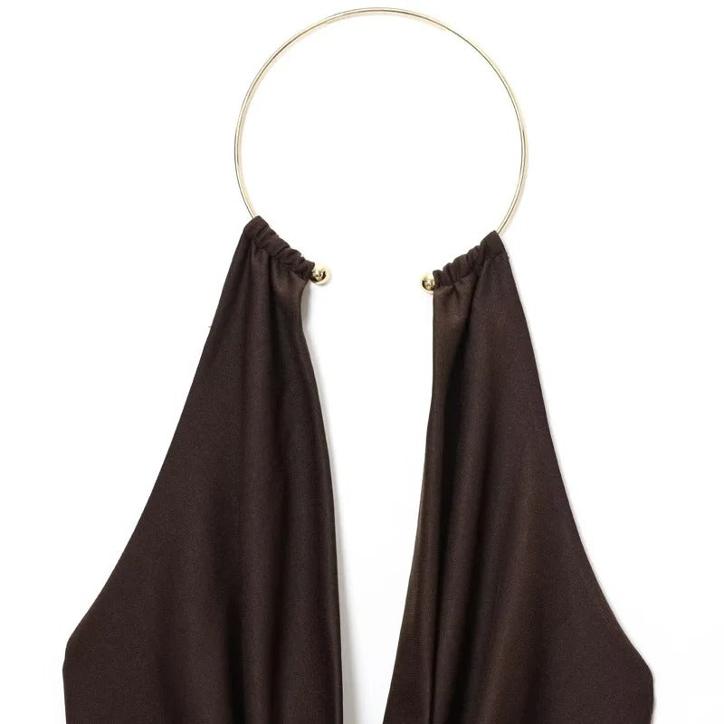 Top marrón de cuello redondo con anilla