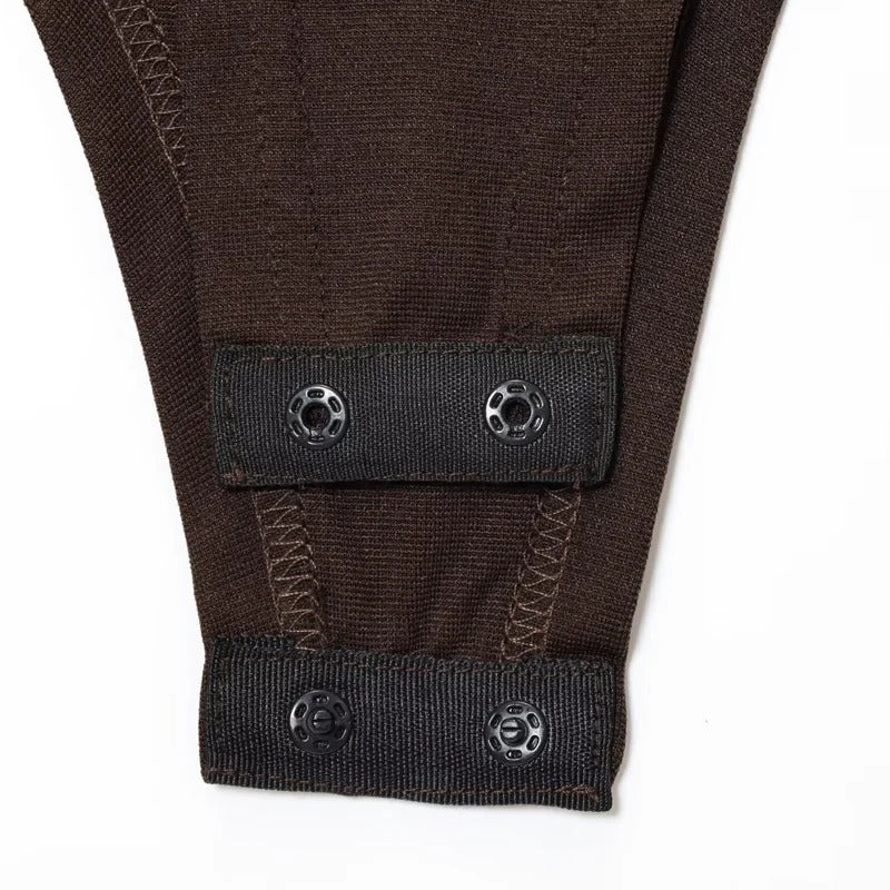 Top marrón de cuello redondo con anilla